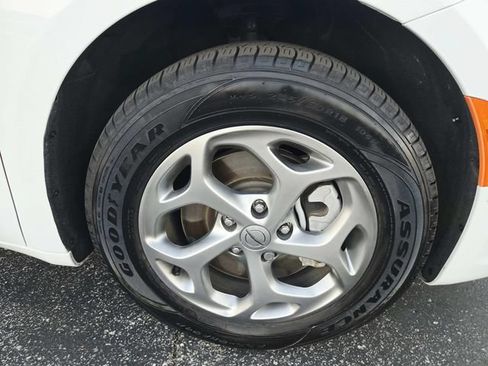 Used 2022 Chrysler Pacifica Limited AWD/4WD image 17