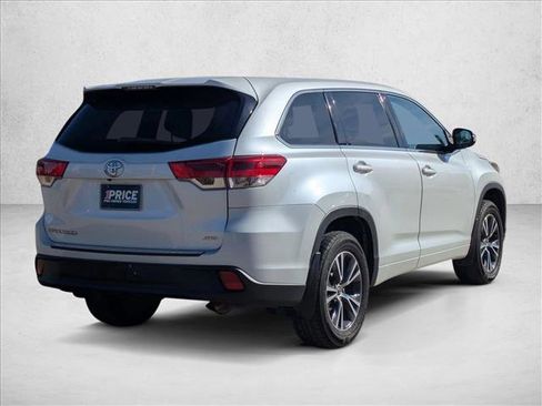 Used 2018 Toyota Highlander LE image 5