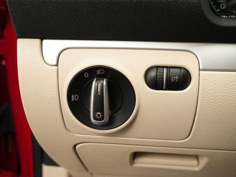 Used 2013 Volkswagen Eos Komfort FWD image 41