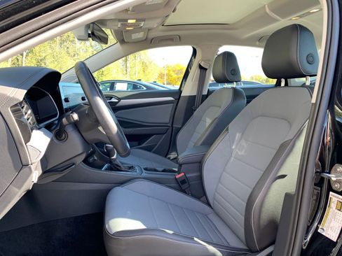 Used 2025 Volkswagen Jetta SE image 25