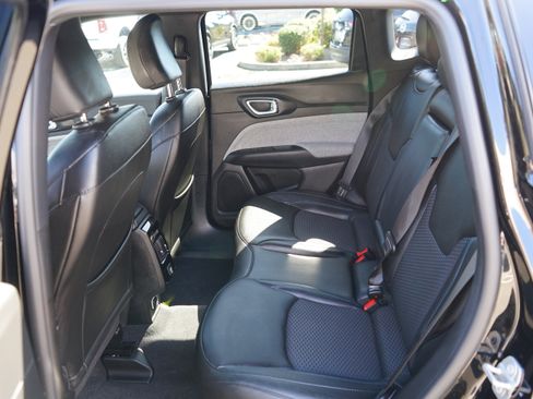 Used 2025 Jeep Compass Latitude image 15