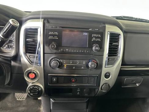 Used 2018 Nissan Titan SV image 20