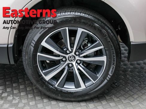 Used 2024 Toyota Venza LE image 8