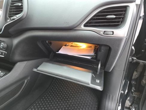 Used 2020 Jeep Cherokee Latitude w/ Comfort & Convenience Group image 48