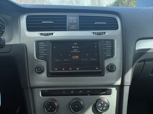 Used 2016 Volkswagen Golf S image 19