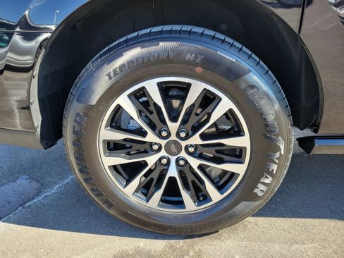 Certified 2025 Ford Expedition Max Platinum image 5