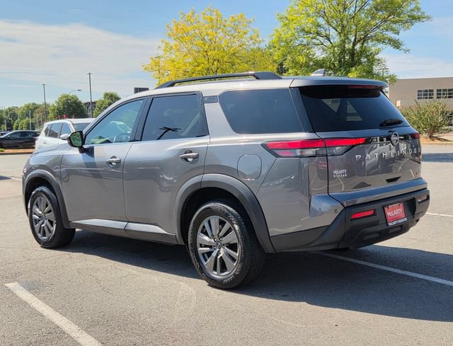 Used 2024 Nissan Pathfinder SV FWD image 3