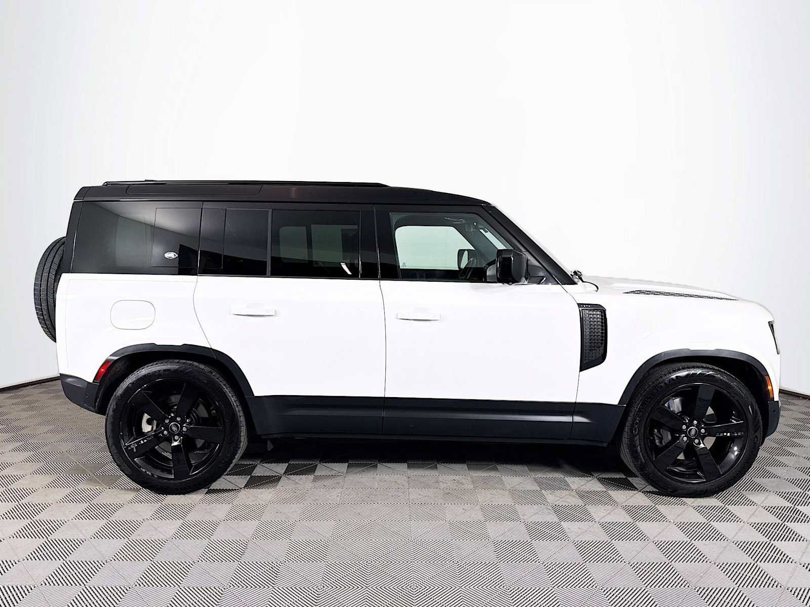 Used 2024 Land Rover Defender 110 S AWD/4WD image 4