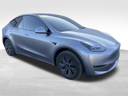 Used 2025 Tesla Model Y Long Range RWD image 3