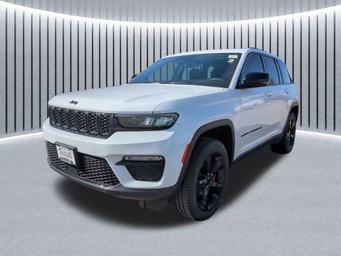 Used 2024 Jeep Grand Cherokee Limited w/ Black Appearance Package image 15