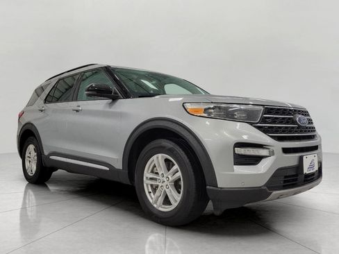 Used 2023 Ford Explorer XLT w/ Equipment Group 202A AWD/4WD image 32