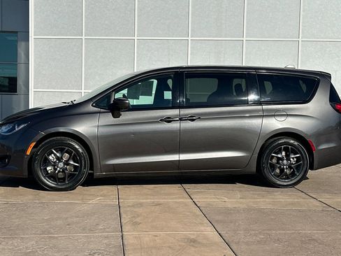 Used 2019 Chrysler Pacifica Touring Plus w/ Advanced Safetytec Group image 7