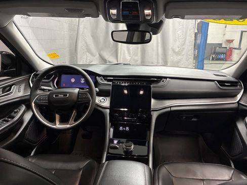 Used 2023 Jeep Grand Cherokee Limited w/ Black Appearance Package image 14