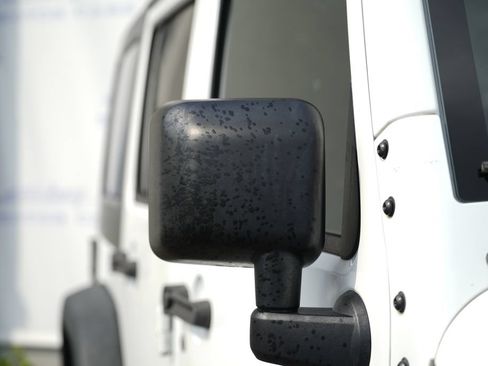 Used 2015 Jeep Wrangler Unlimited Rubicon w/ Connectivity Group AWD/4WD image 9