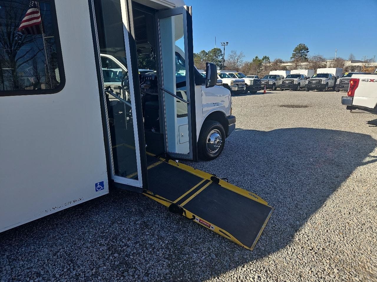 Used 2015 Chevrolet Express 4500 w/ Shuttle Bus Package RWD image 18