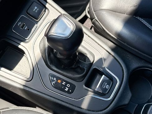 Used 2019 Jeep Cherokee Latitude Plus FWD image 26