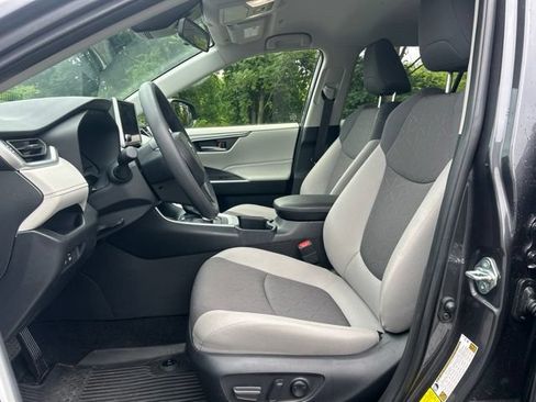 Used 2025 Toyota RAV4 XLE AWD/4WD image 16