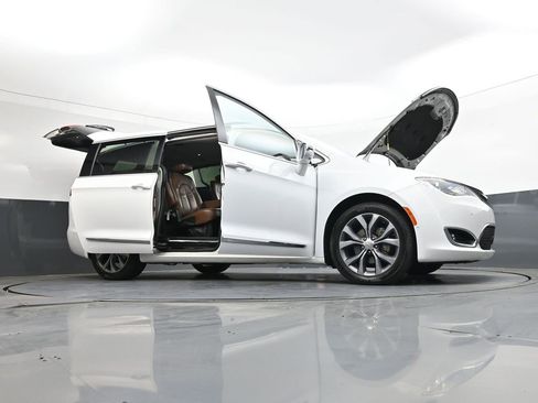 Used 2017 Chrysler Pacifica Limited FWD image 52