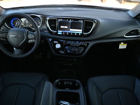 New 2026 Chrysler Pacifica Select w/ S Appearance Package image 3