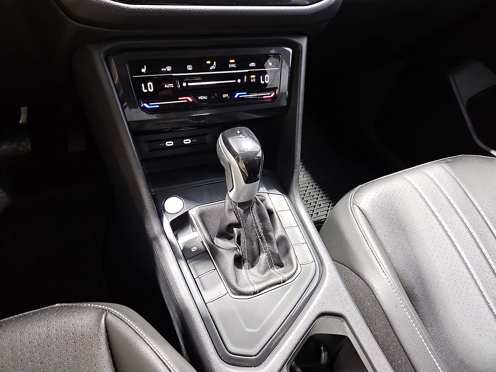 Certified 2024 Volkswagen Tiguan SE FWD image 22