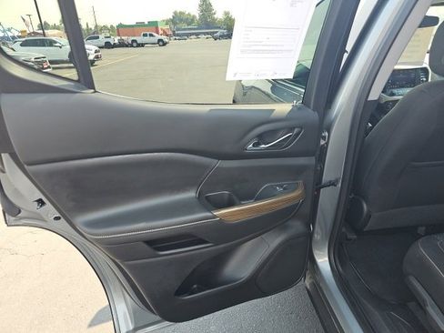 Used 2023 GMC Acadia SLE w/ Driver Convenience Package image 6