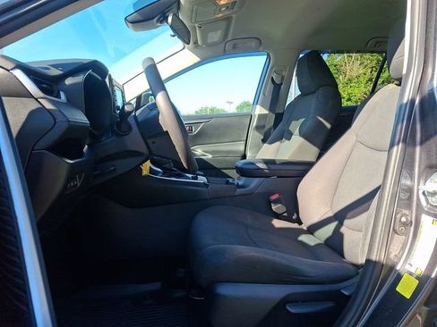 Used 2021 Toyota RAV4 LE FWD image 13