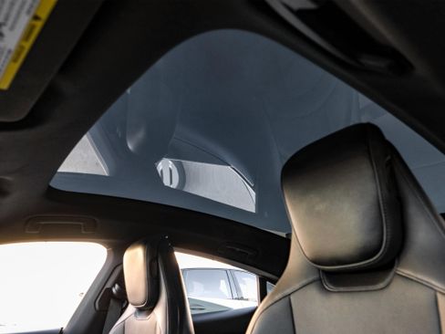 Used 2021 Porsche Taycan Base image 4