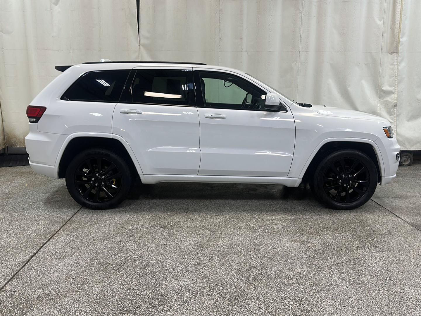 Used 2018 Jeep Grand Cherokee Altitude AWD/4WD image 6