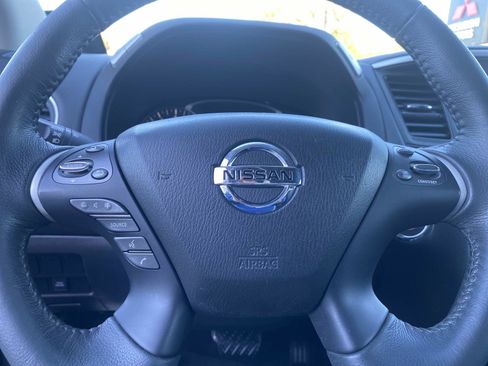 Used 2018 Nissan Pathfinder SV image 16