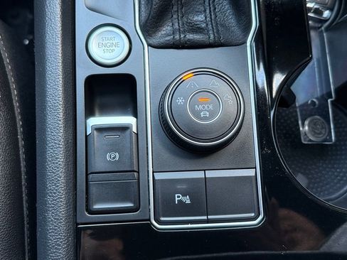 Used 2020 Volkswagen Atlas Cross Sport SEL R-Line image 30