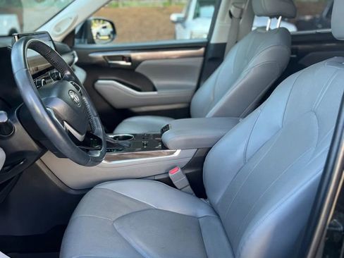 Used 2023 Toyota Highlander Limited FWD image 15
