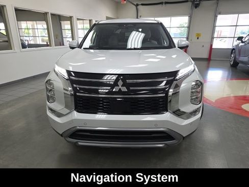 Used 2025 Mitsubishi Outlander SE FWD image 2