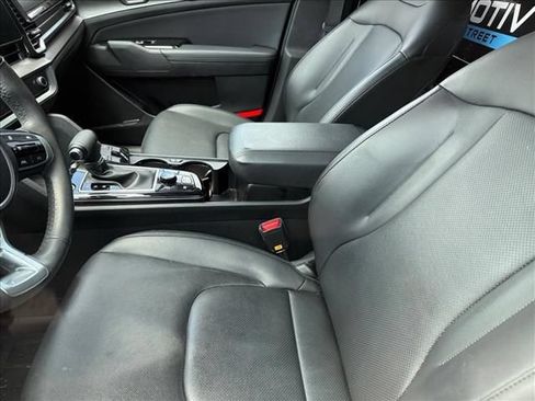 Used 2025 Kia Sportage EX FWD image 4
