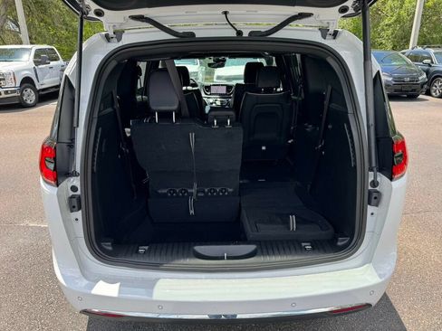 Used 2026 Chrysler Pacifica Limited FWD image 10