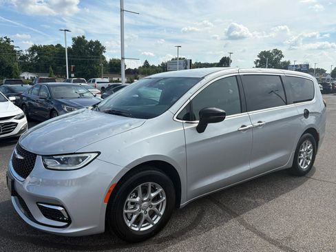 Used 2026 Chrysler Pacifica Select FWD image 7