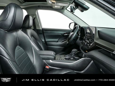 Used 2024 Toyota Highlander XLE FWD image 22