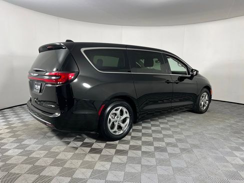 Used 2024 Chrysler Pacifica Limited image 5