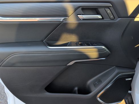 Used 2025 GMC Acadia Elevation image 11