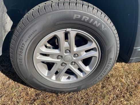 Used 2024 Jeep Grand Cherokee Laredo image 22