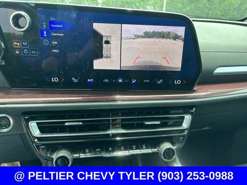 Used 2024 Chevrolet Traverse Z71 w/ Enhanced Driving Package AWD/4WD image 17