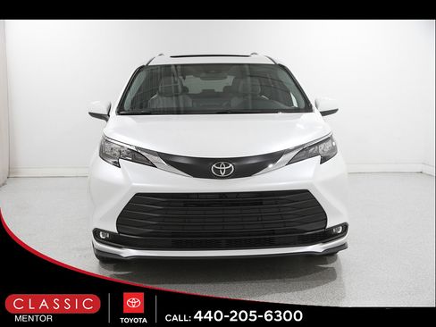 Used 2026 Toyota Sienna XLE FWD image 2