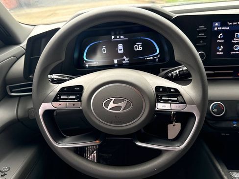 Used 2024 Hyundai Elantra SE FWD image 16