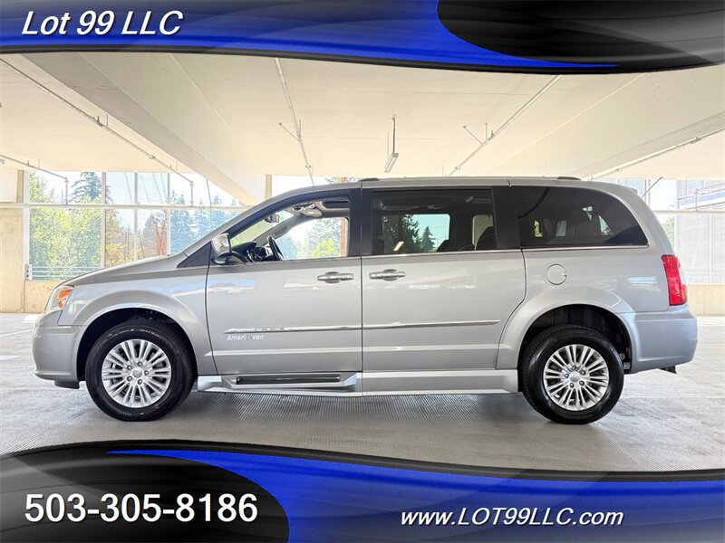 Used 2013 Chrysler Town & Country Limited w/ Luxury Group FWD image 9