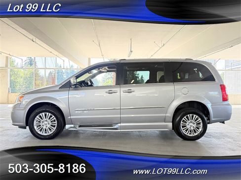 Used 2013 Chrysler Town & Country Limited w/ Luxury Group FWD image 9