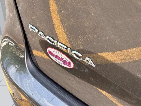 Used 2023 Chrysler Pacifica Touring-L FWD image 12