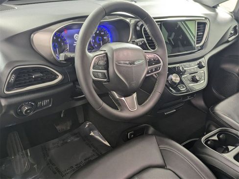 Certified 2026 Chrysler Pacifica Select image 11