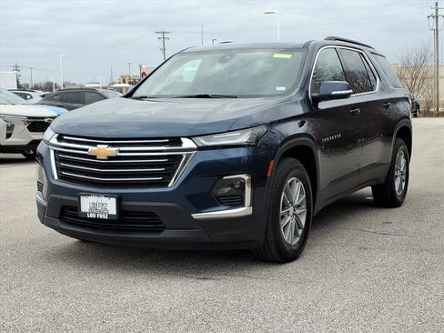 Used 2023 Chevrolet Traverse LT image 2
