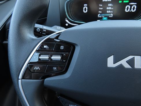 Used 2025 Kia Niro LX image 22