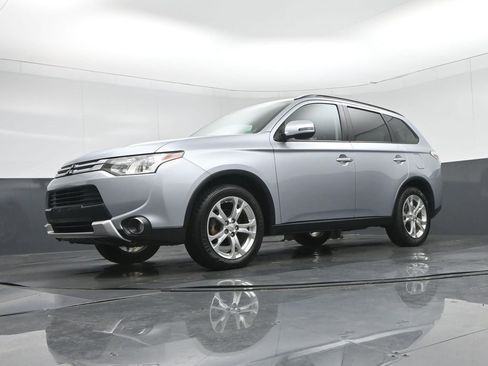 Used 2015 Mitsubishi Outlander SE image 62