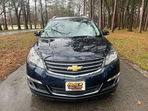 Used 2017 Chevrolet Traverse LT w/ Style and Technology Package image 3